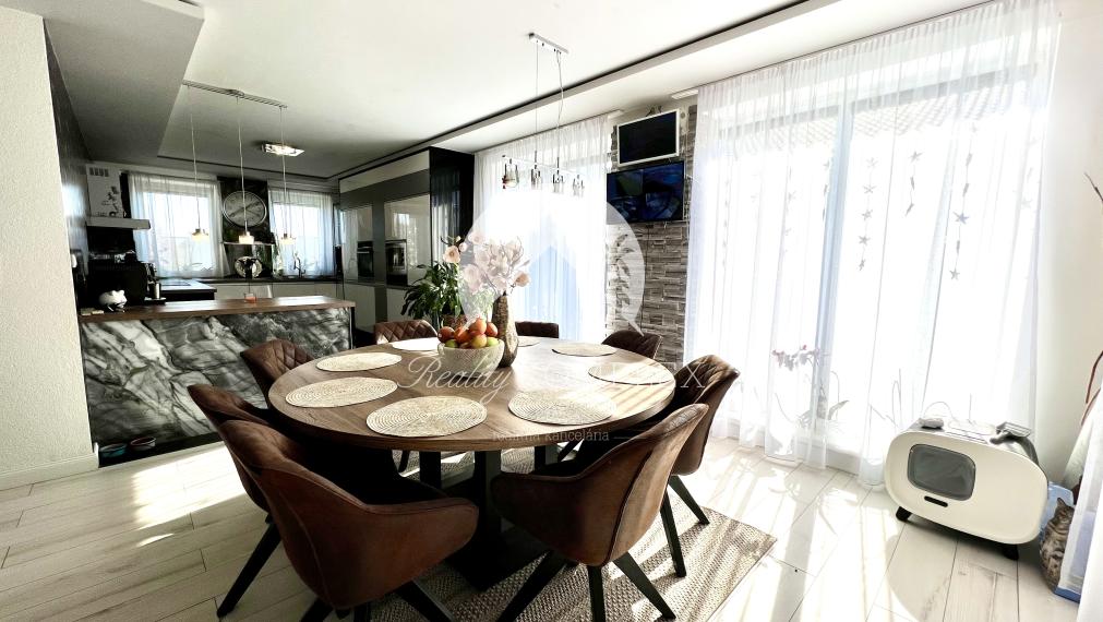 Reality KOMPLEX s.r.o. ponúka na PREDAJ priestrannú, moderne zariadenú NOVOSTAVBU v obci Veľké Dvorníky