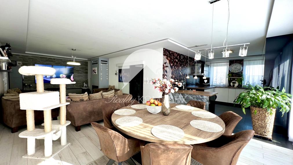 Reality KOMPLEX s.r.o. ponúka na PREDAJ priestrannú, moderne zariadenú NOVOSTAVBU v obci Veľké Dvorníky