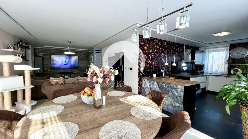 Reality KOMPLEX s.r.o. ponúka na PREDAJ priestrannú, moderne zariadenú NOVOSTAVBU v obci Veľké Dvorníky