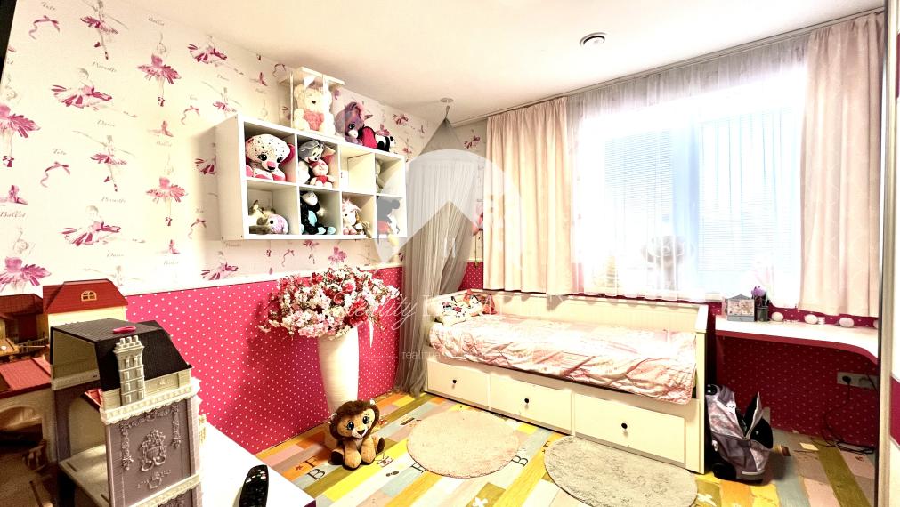 Reality KOMPLEX s.r.o. ponúka na PREDAJ priestrannú, moderne zariadenú NOVOSTAVBU v obci Veľké Dvorníky