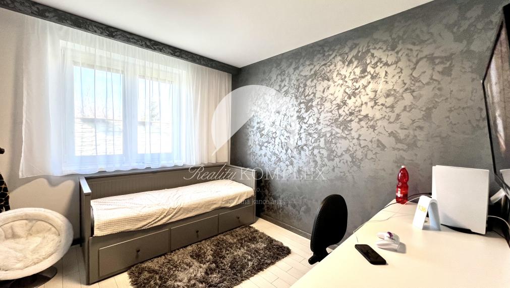 Reality KOMPLEX s.r.o. ponúka na PREDAJ priestrannú, moderne zariadenú NOVOSTAVBU v obci Veľké Dvorníky