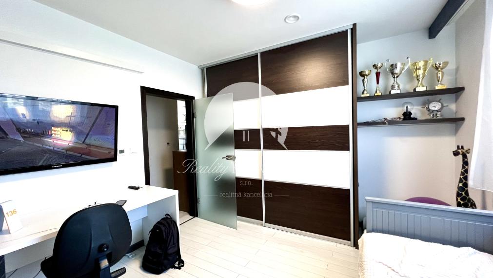 Reality KOMPLEX s.r.o. ponúka na PREDAJ priestrannú, moderne zariadenú NOVOSTAVBU v obci Veľké Dvorníky