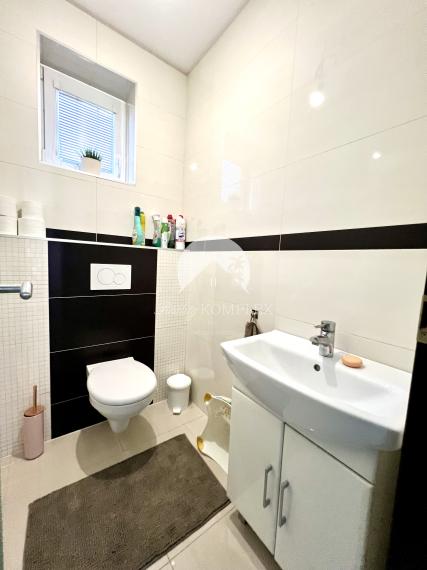 Reality KOMPLEX s.r.o. ponúka na PREDAJ priestrannú, moderne zariadenú NOVOSTAVBU v obci Veľké Dvorníky