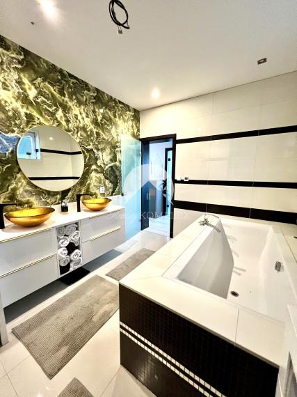 Reality KOMPLEX s.r.o. ponúka na PREDAJ priestrannú, moderne zariadenú NOVOSTAVBU v obci Veľké Dvorníky