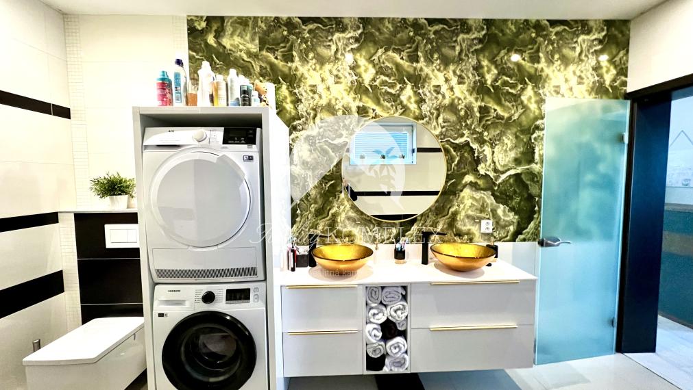 Reality KOMPLEX s.r.o. ponúka na PREDAJ priestrannú, moderne zariadenú NOVOSTAVBU v obci Veľké Dvorníky