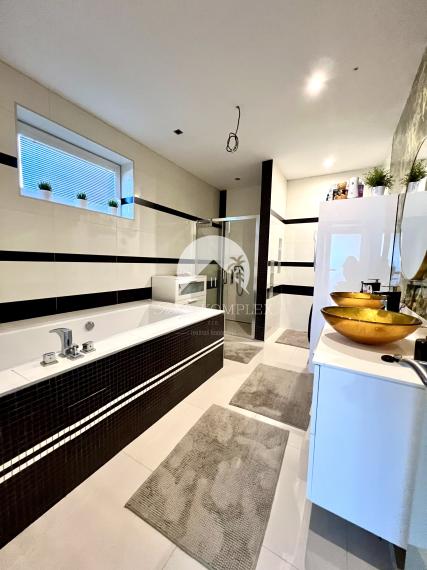 Reality KOMPLEX s.r.o. ponúka na PREDAJ priestrannú, moderne zariadenú NOVOSTAVBU v obci Veľké Dvorníky