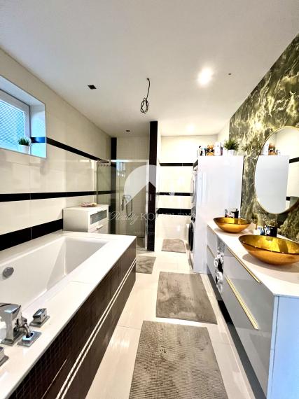 Reality KOMPLEX s.r.o. ponúka na PREDAJ priestrannú, moderne zariadenú NOVOSTAVBU v obci Veľké Dvorníky