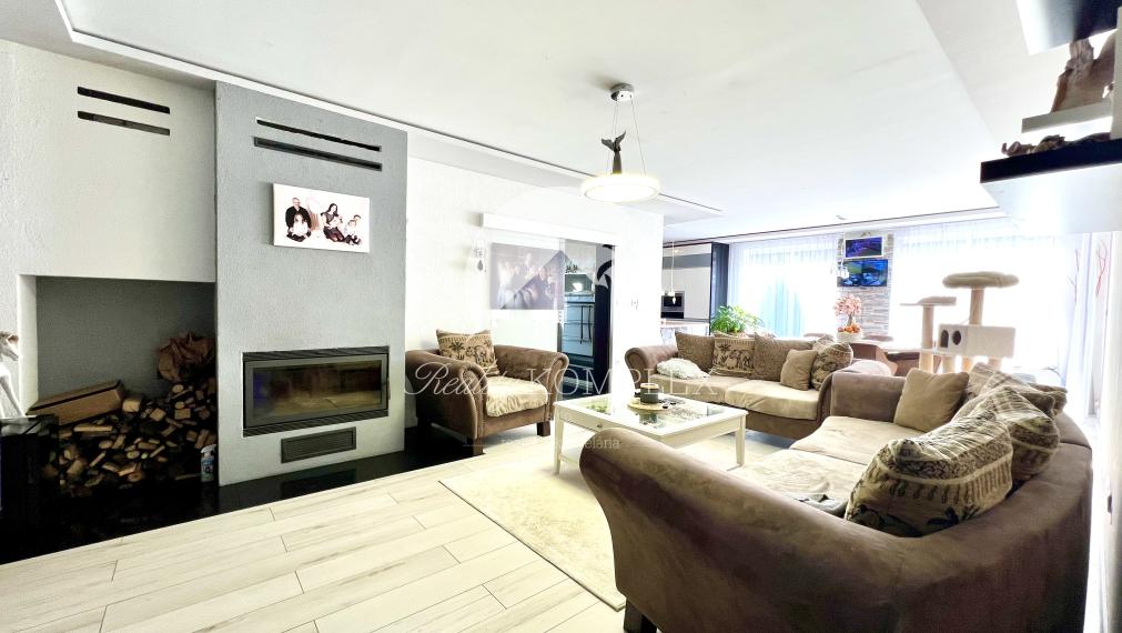 Reality KOMPLEX s.r.o. ponúka na PREDAJ priestrannú, moderne zariadenú NOVOSTAVBU v obci Veľké Dvorníky