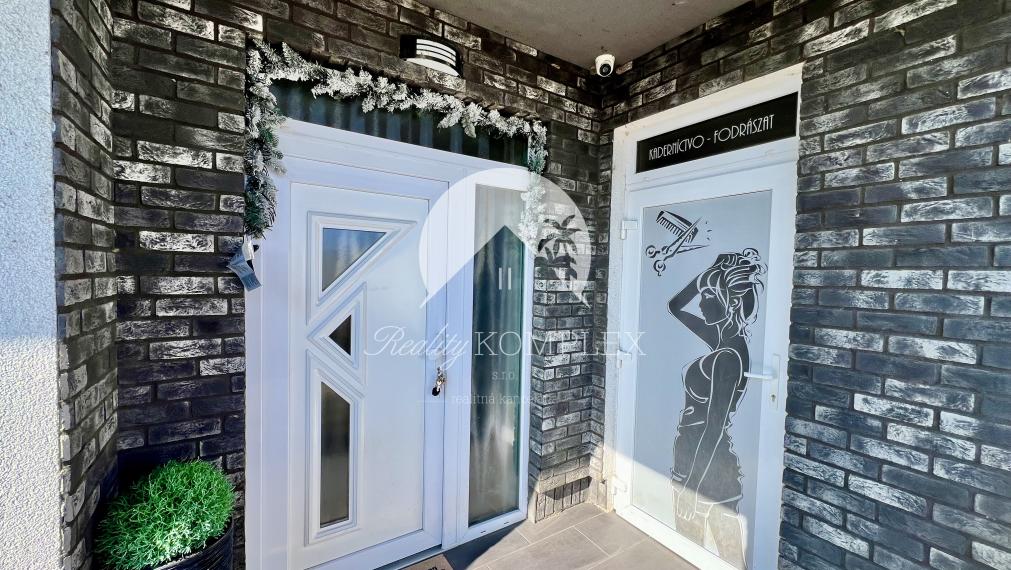 Reality KOMPLEX s.r.o. ponúka na PREDAJ priestrannú, moderne zariadenú NOVOSTAVBU v obci Veľké Dvorníky