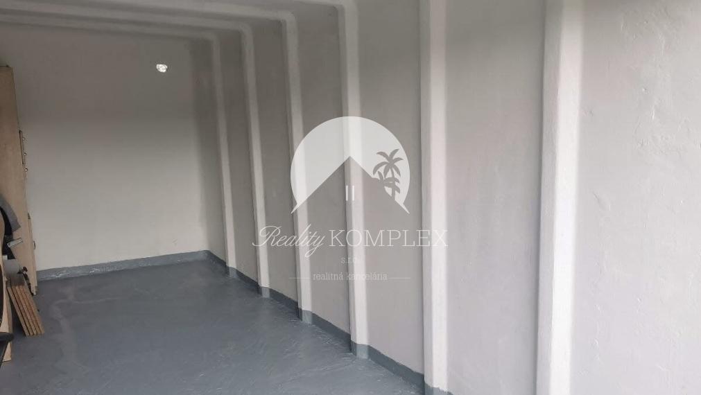Reality KOMPLEX s.r.o. Vám ponúka na PREDAJ vynovenú garáž na Domkárskej ulici v Bratislave