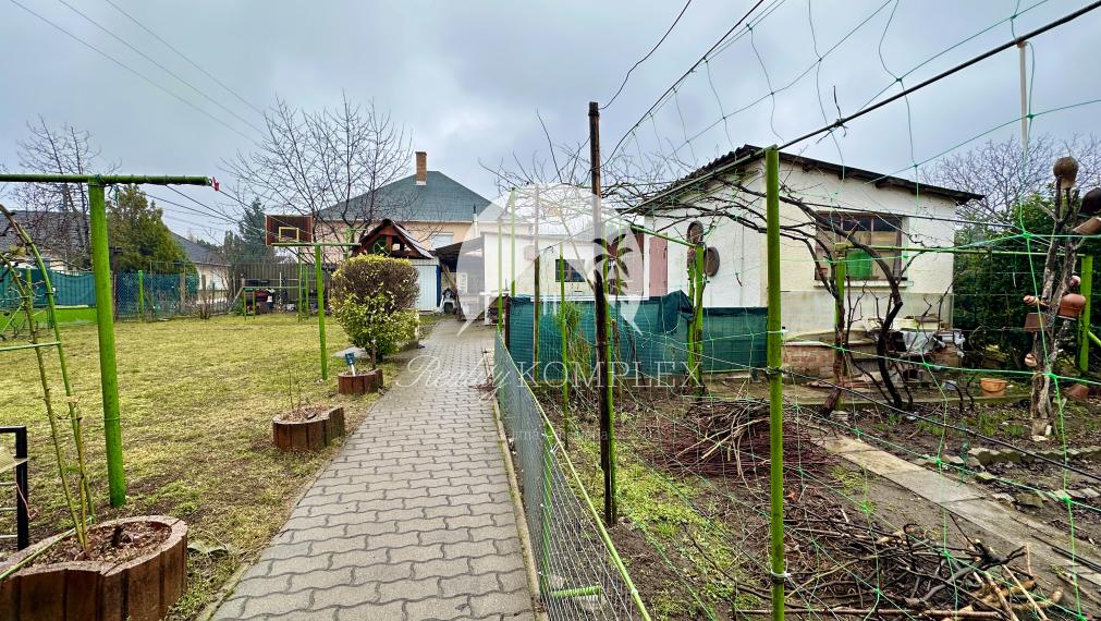 IBA U NÁS! Reality KOMPLEX s.r.o. vám ponúka na predaj priestranný rodinný dom v Komárome (Maďarsko)