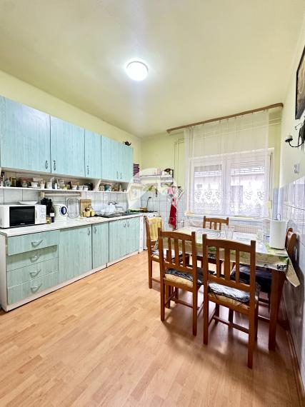 IBA U NÁS! Reality KOMPLEX s.r.o. vám ponúka na predaj priestranný rodinný dom v Komárome (Maďarsko)