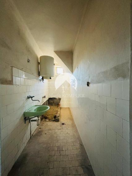 A Reality KOMPLEX s.r.o. EXKLUZÍVAN kínálja eladásra ezt a 3 szobás családi házat jó elhelyezkedéssel. (Gúta)