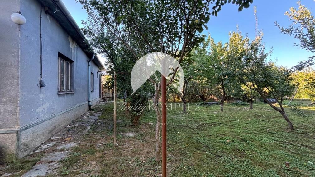 A Reality KOMPLEX s.r.o. EXKLUZÍVAN kínálja eladásra ezt a 3 szobás családi házat jó elhelyezkedéssel. (Gúta)