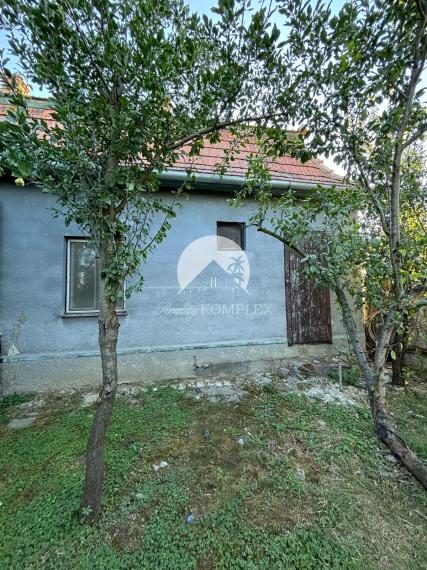 A Reality KOMPLEX s.r.o. EXKLUZÍVAN kínálja eladásra ezt a 3 szobás családi házat jó elhelyezkedéssel. (Gúta)