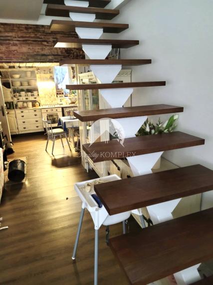 VÝRAZNÁ ZĽAVA !!! MIMORIADNÁ PONUKA!!! Reality KOMPLEX s.r.o., Vám ponúka zrekonštruovaný 3 izbový rodinný dom s pozemkom vo vyhľadávanej lokalite v úplne tichom prostredí, obci Okoličná na Ostrove !!!