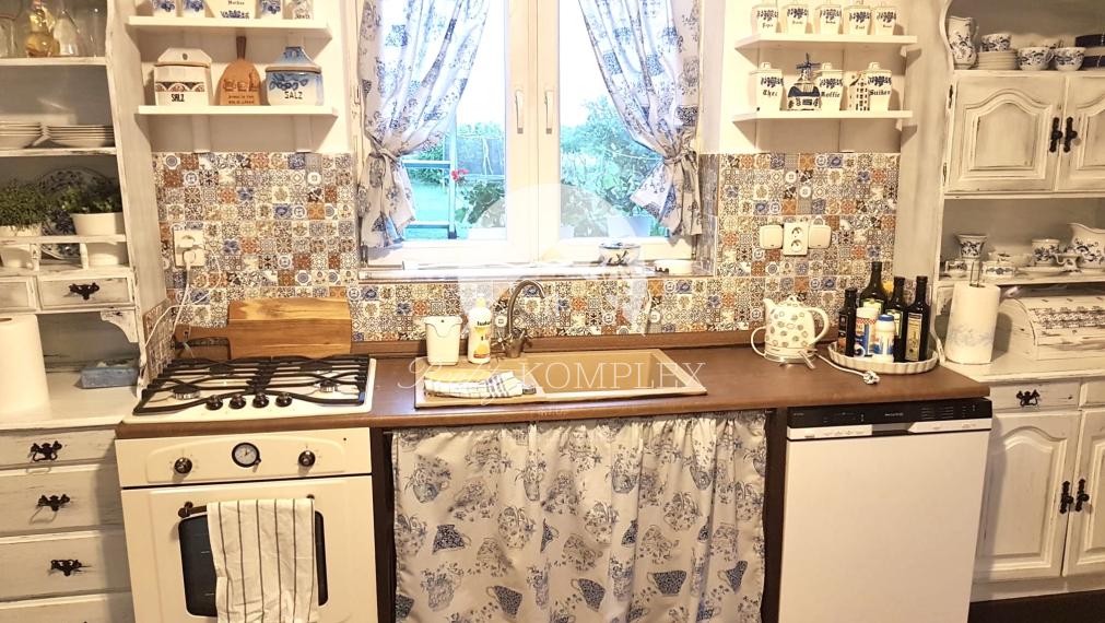 VÝRAZNÁ ZĽAVA !!! MIMORIADNÁ PONUKA!!! Reality KOMPLEX s.r.o., Vám ponúka zrekonštruovaný 3 izbový rodinný dom s pozemkom vo vyhľadávanej lokalite v úplne tichom prostredí, obci Okoličná na Ostrove !!!