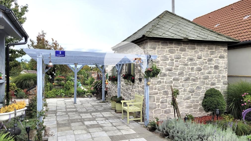 VÝRAZNÁ ZĽAVA !!! MIMORIADNÁ PONUKA!!! Reality KOMPLEX s.r.o., Vám ponúka zrekonštruovaný 3 izbový rodinný dom s pozemkom vo vyhľadávanej lokalite v úplne tichom prostredí, obci Okoličná na Ostrove !!!