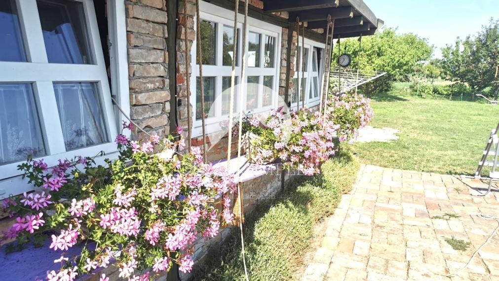 VÝRAZNÁ ZĽAVA !!! MIMORIADNÁ PONUKA!!! Reality KOMPLEX s.r.o., Vám ponúka zrekonštruovaný 3 izbový rodinný dom s pozemkom vo vyhľadávanej lokalite v úplne tichom prostredí, obci Okoličná na Ostrove !!!