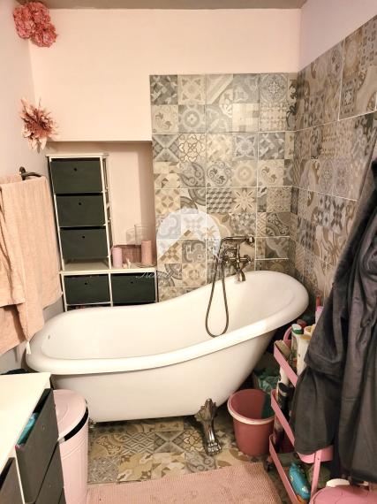 VÝRAZNÁ ZĽAVA !!! MIMORIADNÁ PONUKA!!! Reality KOMPLEX s.r.o., Vám ponúka zrekonštruovaný 3 izbový rodinný dom s pozemkom vo vyhľadávanej lokalite v úplne tichom prostredí, obci Okoličná na Ostrove !!!