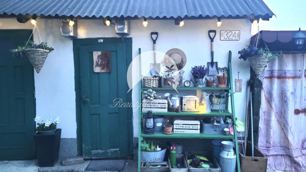 VÝRAZNÁ ZĽAVA !!! MIMORIADNÁ PONUKA!!! Reality KOMPLEX s.r.o., Vám ponúka zrekonštruovaný 3 izbový rodinný dom s pozemkom vo vyhľadávanej lokalite v úplne tichom prostredí, obci Okoličná na Ostrove !!!