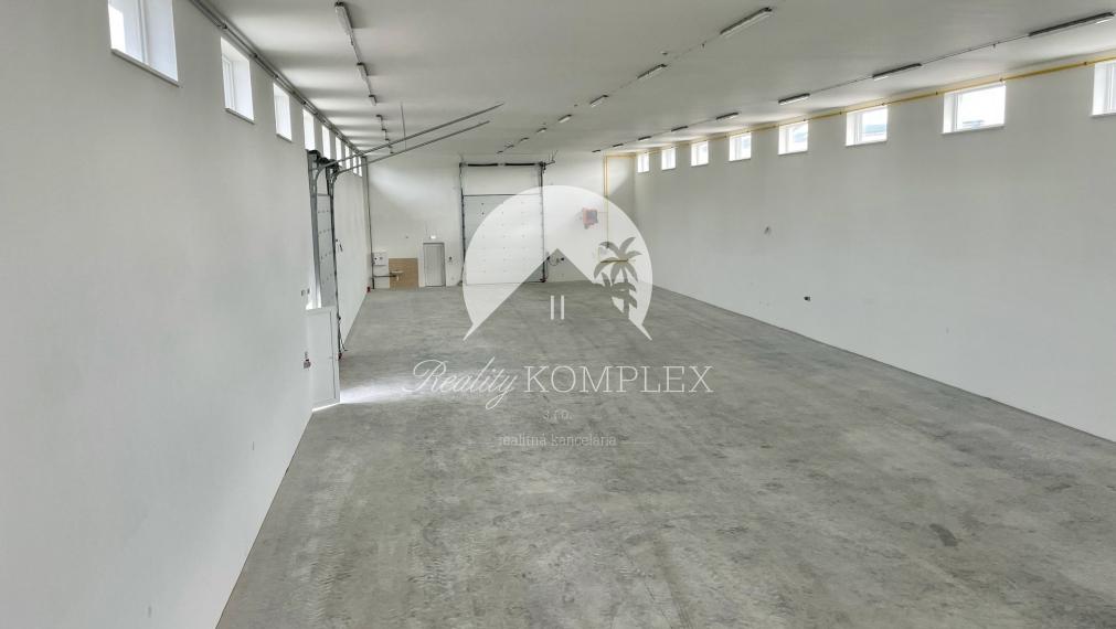 Reality KOMPLEX s.r.o. ,Vám ponúka skladový priestor o výmere 700 m2 v priemyselnom areáli v meste  Šurany.