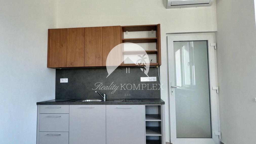 Reality KOMPLEX s.r.o. ,Vám ponúka skladový priestor o výmere 700 m2 v priemyselnom areáli v meste  Šurany.