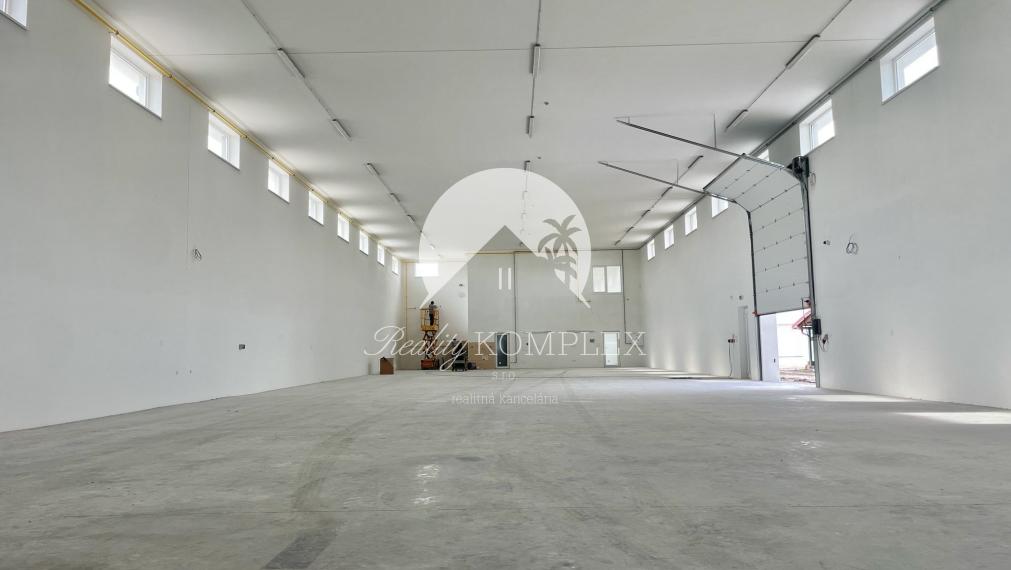 Reality KOMPLEX s.r.o. ,Vám ponúka skladový priestor o výmere 700 m2 v priemyselnom areáli v meste  Šurany.