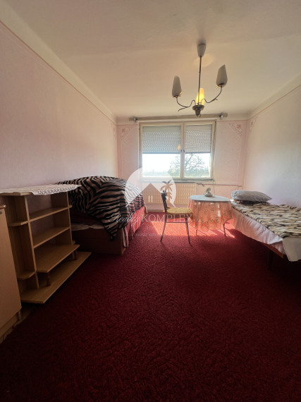 Reality KOMPLEX s.r.o. Vám ponúka na PREDAJ poschodový rodinný dom v tichej lokaite v Zlatnej na Ostrove