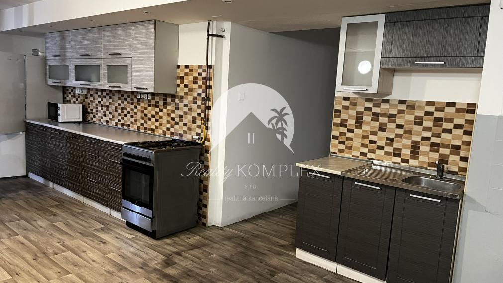 A Reality KOMPLEX s.r.o. kínálja eladásra ezt a tágas, teljesen berendezett panziót kivételes elhelyezkedéssel – közvetlenül Komárom (Magyarország) főutcáján!