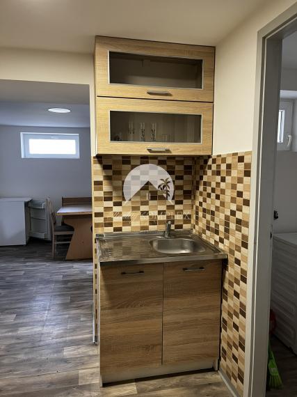 A Reality KOMPLEX s.r.o. kínálja eladásra ezt a tágas, teljesen berendezett panziót kivételes elhelyezkedéssel – közvetlenül Komárom (Magyarország) főutcáján!