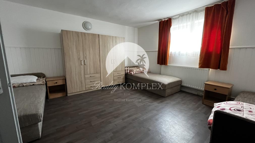 A Reality KOMPLEX s.r.o. kínálja eladásra ezt a tágas, teljesen berendezett panziót kivételes elhelyezkedéssel – közvetlenül Komárom (Magyarország) főutcáján!
