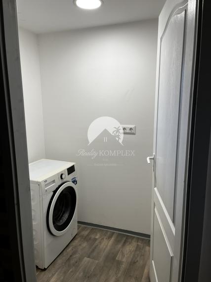 A Reality KOMPLEX s.r.o. kínálja eladásra ezt a tágas, teljesen berendezett panziót kivételes elhelyezkedéssel – közvetlenül Komárom (Magyarország) főutcáján!