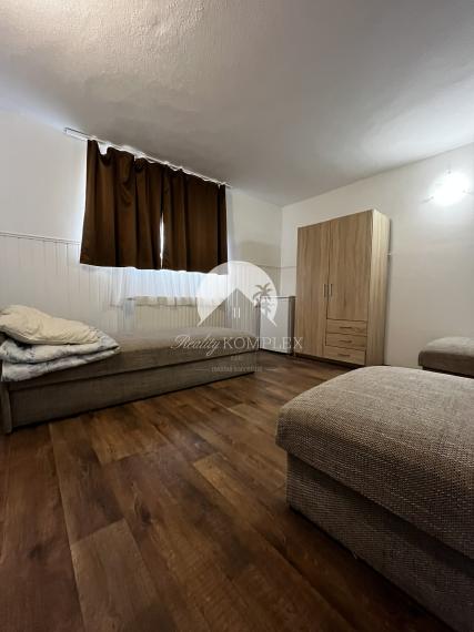 A Reality KOMPLEX s.r.o. kínálja eladásra ezt a tágas, teljesen berendezett panziót kivételes elhelyezkedéssel – közvetlenül Komárom (Magyarország) főutcáján!