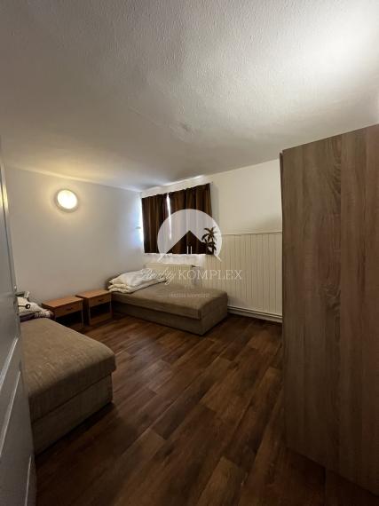 A Reality KOMPLEX s.r.o. kínálja eladásra ezt a tágas, teljesen berendezett panziót kivételes elhelyezkedéssel – közvetlenül Komárom (Magyarország) főutcáján!