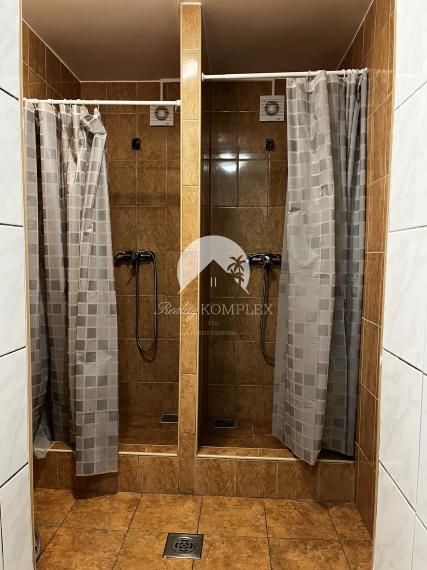 A Reality KOMPLEX s.r.o. kínálja eladásra ezt a tágas, teljesen berendezett panziót kivételes elhelyezkedéssel – közvetlenül Komárom (Magyarország) főutcáján!