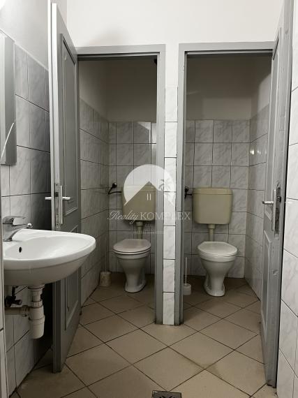 A Reality KOMPLEX s.r.o. kínálja eladásra ezt a tágas, teljesen berendezett panziót kivételes elhelyezkedéssel – közvetlenül Komárom (Magyarország) főutcáján!