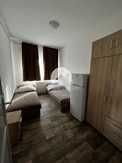 A Reality KOMPLEX s.r.o. kínálja eladásra ezt a tágas, teljesen berendezett panziót kivételes elhelyezkedéssel – közvetlenül Komárom (Magyarország) főutcáján!