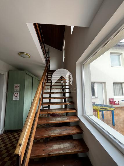 A Reality KOMPLEX s.r.o. kínálja eladásra ezt a tágas, teljesen berendezett panziót kivételes elhelyezkedéssel – közvetlenül Komárom (Magyarország) főutcáján!