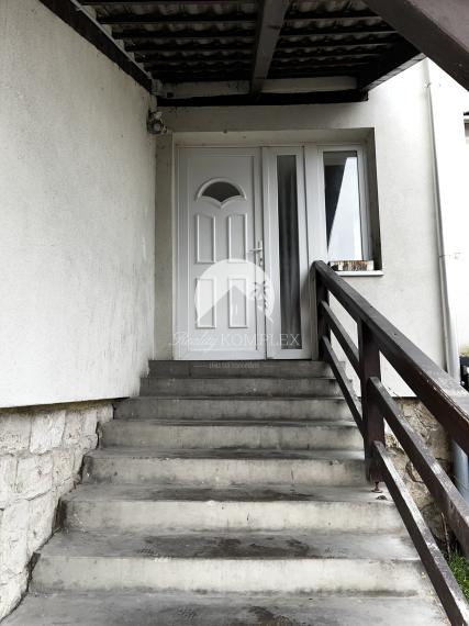 A Reality KOMPLEX s.r.o. kínálja eladásra ezt a tágas, teljesen berendezett panziót kivételes elhelyezkedéssel – közvetlenül Komárom (Magyarország) főutcáján!