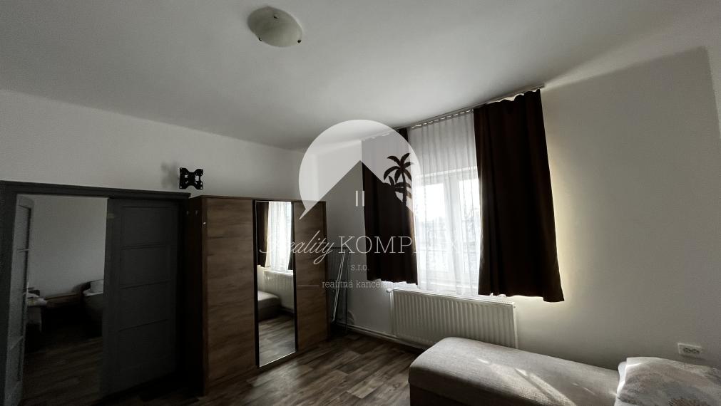 A Reality KOMPLEX s.r.o. kínálja eladásra ezt a tágas, teljesen berendezett panziót kivételes elhelyezkedéssel – közvetlenül Komárom (Magyarország) főutcáján!