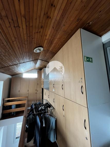 A Reality KOMPLEX s.r.o. kínálja eladásra ezt a tágas, teljesen berendezett panziót kivételes elhelyezkedéssel – közvetlenül Komárom (Magyarország) főutcáján!