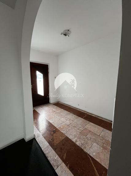 A Reality KOMPLEX s.r.o. kínálja eladásra ezt a tágas, teljesen berendezett panziót kivételes elhelyezkedéssel – közvetlenül Komárom (Magyarország) főutcáján!