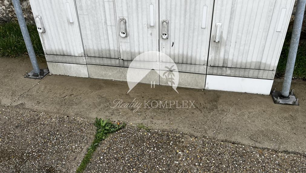 A Reality KOMPLEX s.r.o. kínálja eladásra ezt a tágas, teljesen berendezett panziót kivételes elhelyezkedéssel – közvetlenül Komárom (Magyarország) főutcáján!