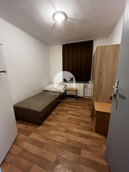 A Reality KOMPLEX s.r.o. kínálja eladásra ezt a tágas, teljesen berendezett panziót kivételes elhelyezkedéssel – közvetlenül Komárom (Magyarország) főutcáján!