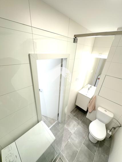 Exkluzívne iba u nás!!! Reality KOMPLEX s.r.o. Vám ponúka na PRENÁJOM moderný, vkusne, čerstvo prerobený a zariadený 1 izbový byt, vo vynikajúcej lokalite mesta Komárno!!!