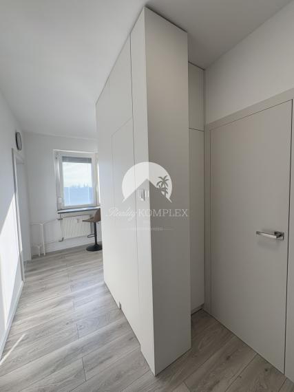 Exkluzívne iba u nás!!! Reality KOMPLEX s.r.o. Vám ponúka na PRENÁJOM moderný, vkusne, čerstvo prerobený a zariadený 1 izbový byt, vo vynikajúcej lokalite mesta Komárno!!!