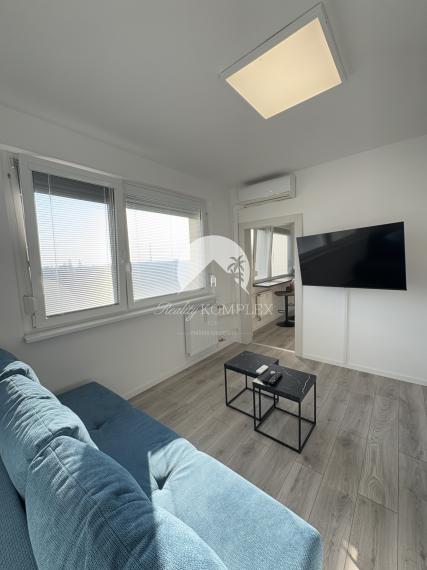 Exkluzívne iba u nás!!! Reality KOMPLEX s.r.o. Vám ponúka na PRENÁJOM moderný, vkusne, čerstvo prerobený a zariadený 1 izbový byt, vo vynikajúcej lokalite mesta Komárno!!!