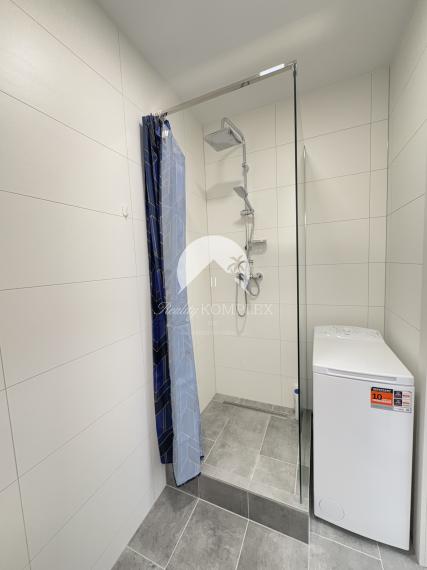 Exkluzívne iba u nás!!! Reality KOMPLEX s.r.o. Vám ponúka na PRENÁJOM moderný, vkusne, čerstvo prerobený a zariadený 1 izbový byt, vo vynikajúcej lokalite mesta Komárno!!!