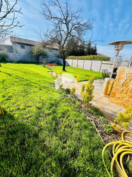 Reality KOMPLEX s.r.o. Vám ponúka nadštandarný rodinný dom v meste Veľký Meder, ktorý spája štýl, pohodlie a luxus do jedného výnimočného celku.